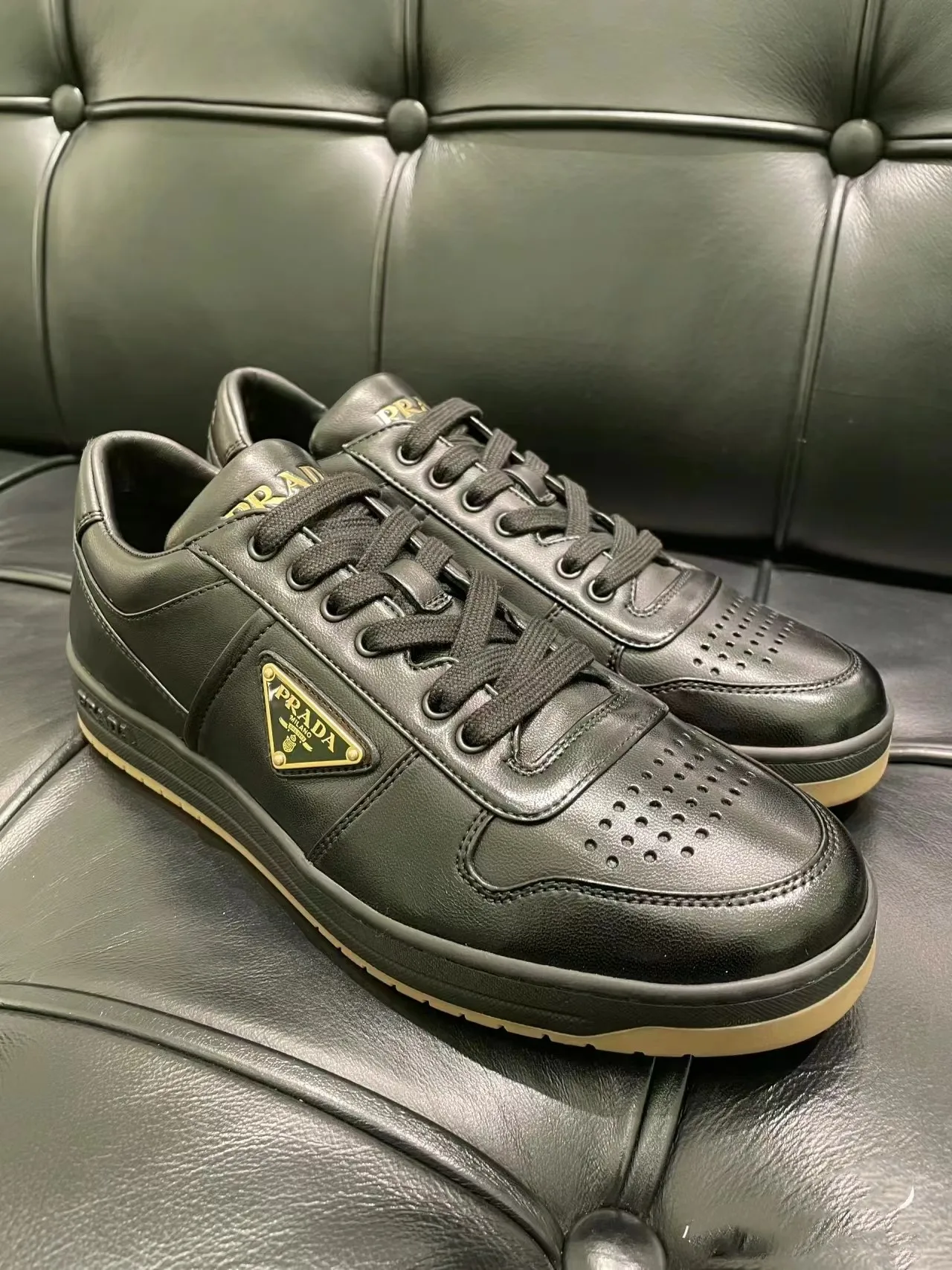 P380 Yuan 38-45 Prada Prada’s new men’s leather sports shoes, the highest version on the market, any comparison is welcome🆚! The original leather has excellent texture and is super high-end! Fetal sheep net lining imported from Italy, removable pad! Luxurious materials and fine workmanship, highly recommended!
